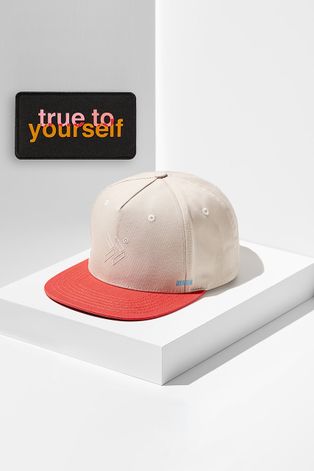 Шапка с козирка Next generation headwear в кремаво с апликация