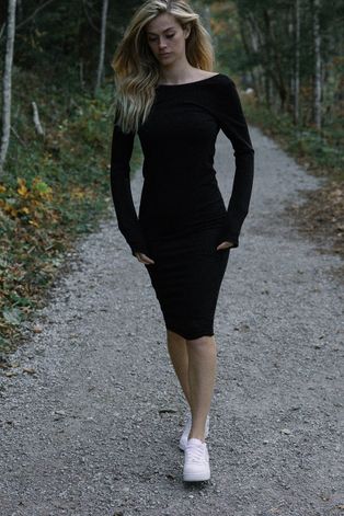 Сукня MUUV Back En Route колір чорний midi облягаюча
