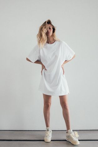 MUUV Sukienka Boyfriends Tshirt kolor biały mini oversize