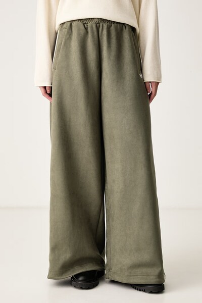 Штани wide leg жіночі з імітації замші adidas Originals Adilenium Season 6 Faux Suede колір зелений