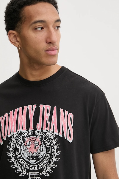 Pamučna majica Tommy Jeans za muškarce, boja: crna, s tiskom, DM0DM21191