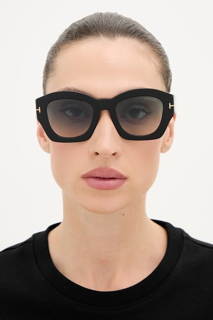 Солнцезащитные очки Tom Ford Guilliana цвет чёрный FT1083_5201P