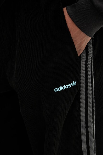 Вельветові штани adidas Originals Cord Pant колір чорний прямі