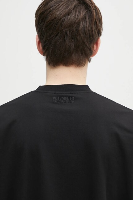 Хлопковая футболка VETEMENTS Oval Logo Oversized цвет чёрный с