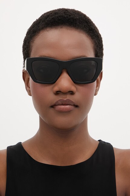 RT-46967です BURBERRY ダブルフェイス Burberry Cat-eye sunglasses