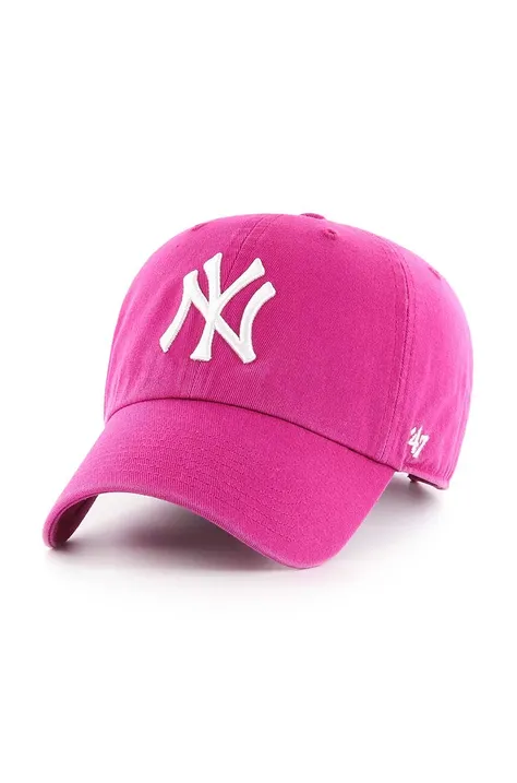 Памучна шапка с козирка 47brand MLB New York Yankees в розово с апликация