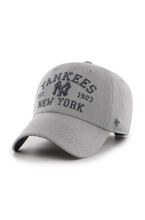 Памучна шапка с козирка 47 brand MLB New York Yankees в сиво с апликация BCPTN-MLDAR17KHS-GY10
