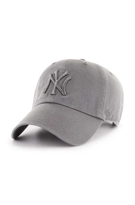 Памучна шапка с козирка 47 brand MLB New York Yankees в сиво с апликация  B-RGW17GWSNL-DY