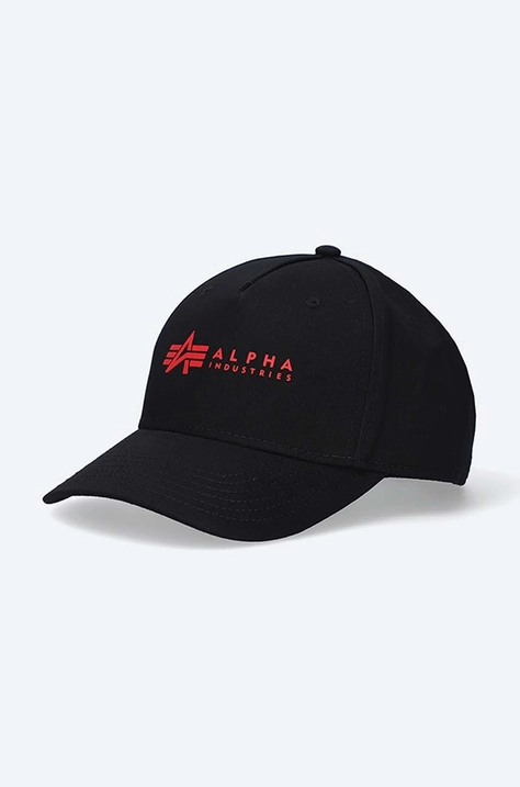 Памучна шапка с козирка Alpha Industries в черно с апликация