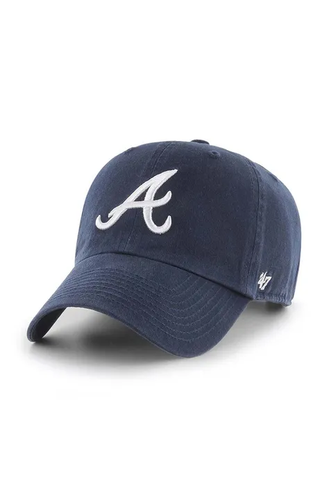 Памучна шапка с козирка 47 brand MLB Atlanta Braves в тъмносиньо с апликация B-RGW01GWS-NYD