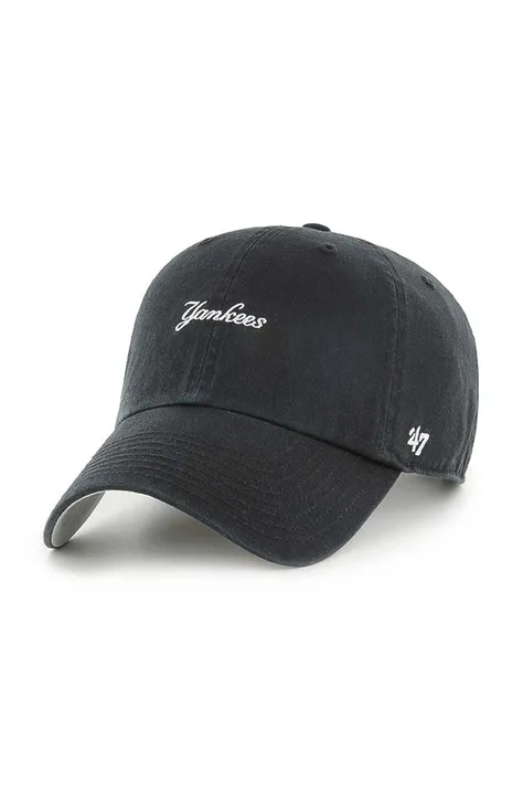 Памучна шапка с козирка 47 brand MLB New York Yankees в черно с апликация B-BSRNS17GWS-BKD