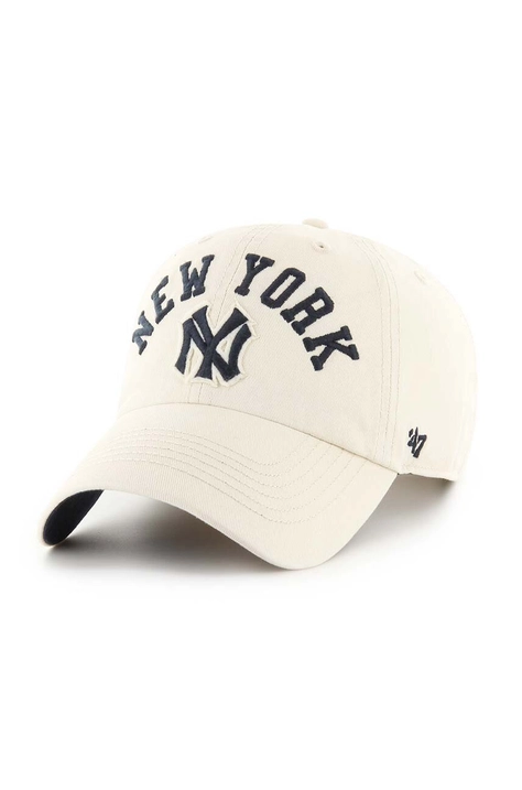 Памучна шапка с козирка 47 brand MLB New York Yankees в бежово с апликация BCPTN-CLBFB17GWS-Y011