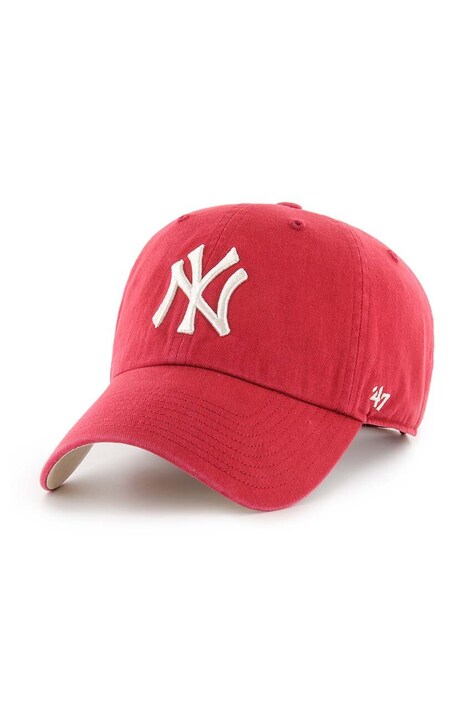 Памучна шапка с козирка 47 brand MLB New York Yankees в червено с апликация BCWS-DBLUN17GWS-XY96
