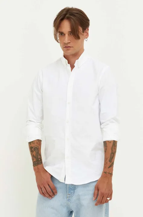 Памучна риза Samsoe Samsoe мъжка в бяло със стандартна кройка с яка с копче