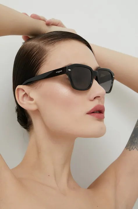 Sunčane naočale VOGUE za žene, boja: crna