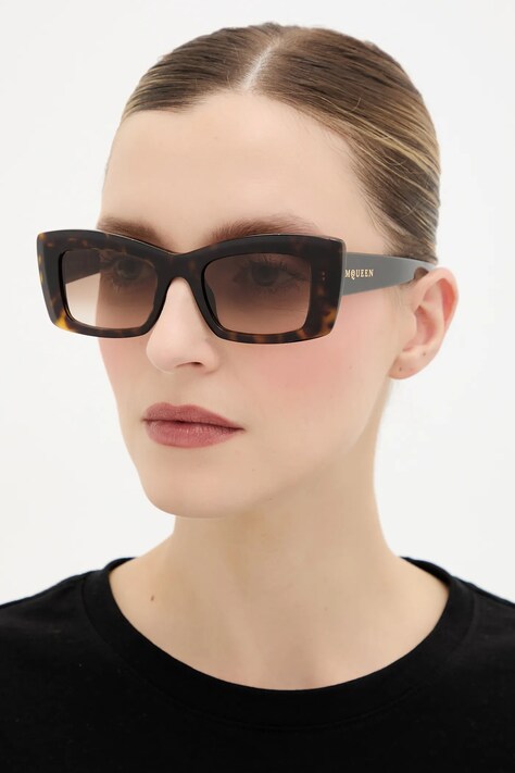 Слънчеви очила Alexander McQueen в кафяво AM0526S