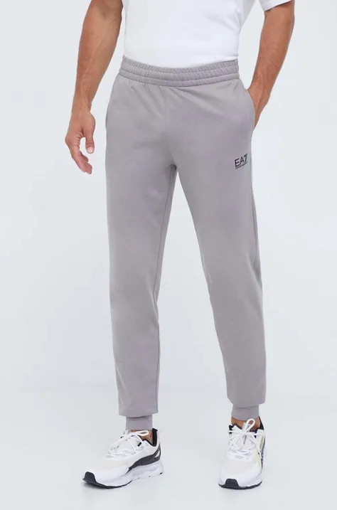 Памучен спортен панталон EA7 Emporio Armani в сиво с изчистен дизайн