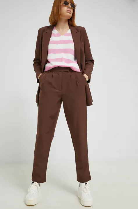Nohavice Vero Moda dámske, hnedá farba, strih chinos, vysoký pás
