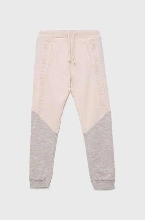 Guess spodnie dresowe dziecięce kolor różowy z nadrukiem