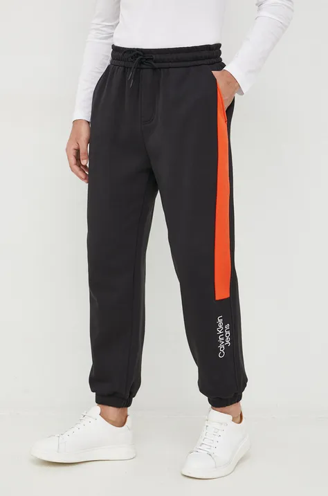 Спортен панталон Calvin Klein Jeans в черно с апликация