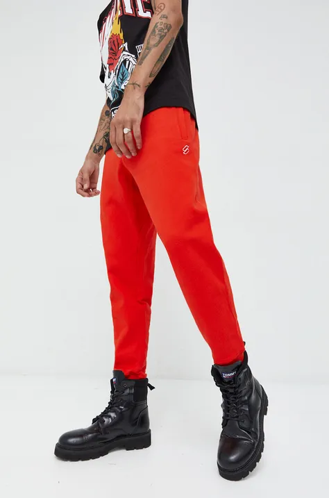 Памучен спортен панталон Superdry в червено с изчистен дизайн