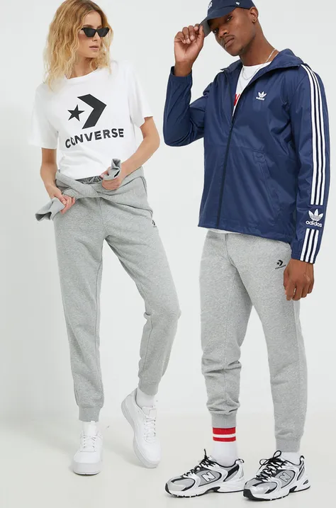 Спортен панталон Converse в сиво с апликация