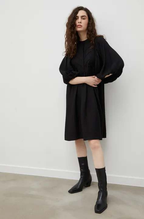 Šaty Bruuns Bazaar čierna farba, mini, áčkový strih