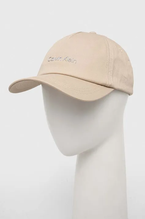 Памучна шапка с козирка Calvin Klein в бежово с изчистен дизайн K60K610525