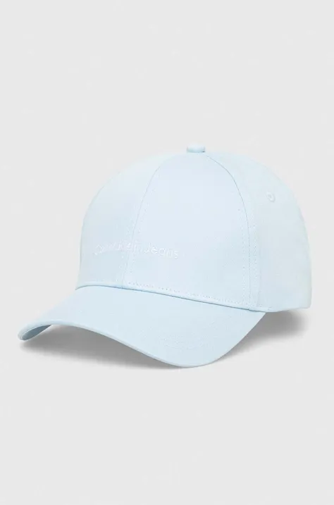 Памучна шапка с козирка Calvin Klein Jeans в синьо с апликация K60K608849