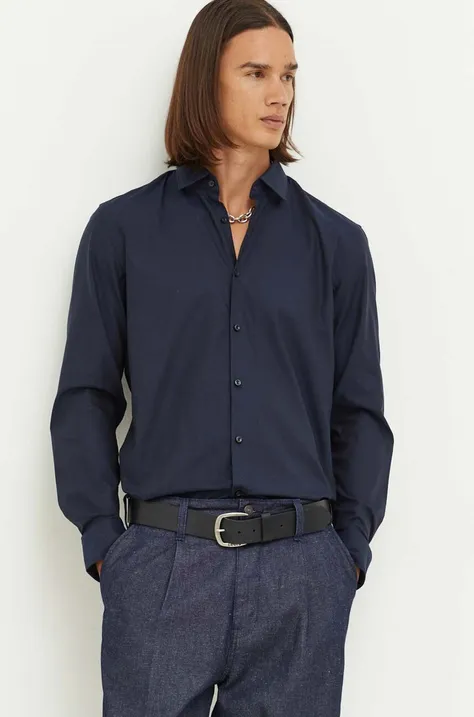 Памучна риза HUGO мъжка в тъмносиньо с кройка по тялото с класическа яка