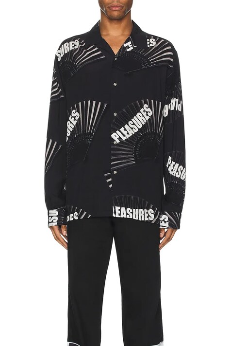 Памучна риза PLEASURES Fans Long Sleeve Button Down мъжка в черно със свободна кройка P23W003.BLACK