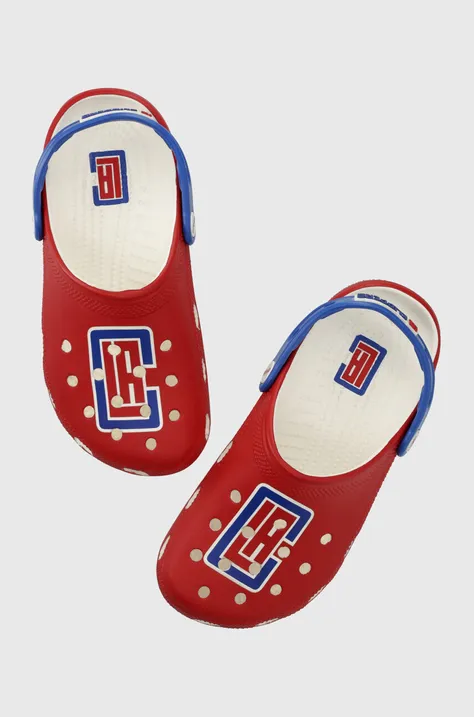 Natikači Crocs NBA LA Clippers Classic Clog rdeča barva, 208863