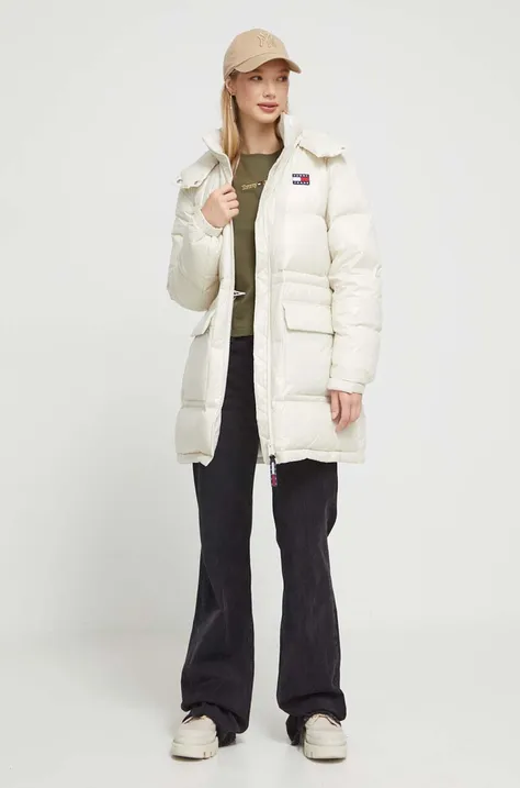 Pernata jakna Tommy Jeans za žene, boja: bež, za zimu, DW0DW16573
