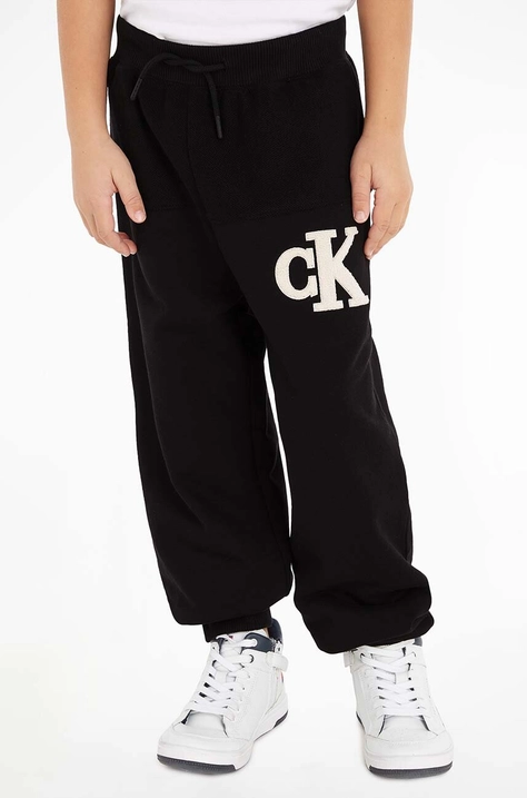 Calvin Klein Jeans pantaloni de trening din bumbac pentru copii culoarea negru, cu imprimeu