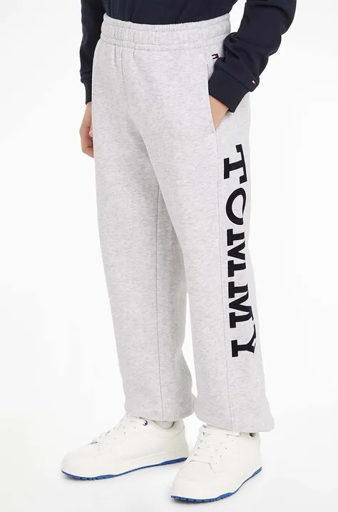 Tommy Hilfiger pantaloni de trening pentru copii culoarea gri, cu imprimeu