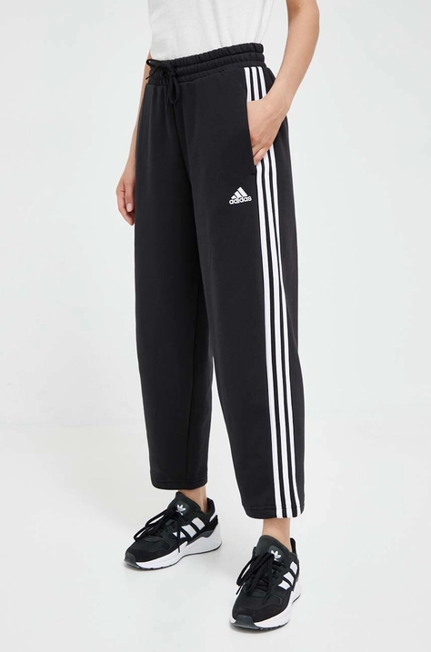 Tepláky adidas čierna farba, s nášivkou