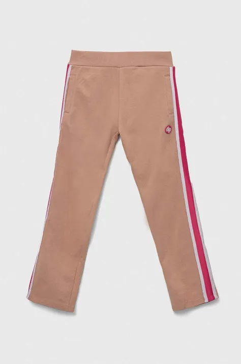 Детски памучен спортен панталон Guess в розово с апликация