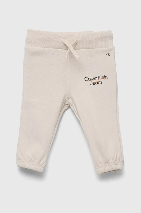 Бебешки спортен панталон Calvin Klein Jeans в бежово с изчистен дизайн