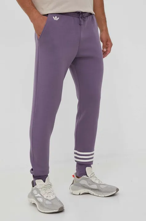 Спортен панталон adidas Originals в лилаво с апликация