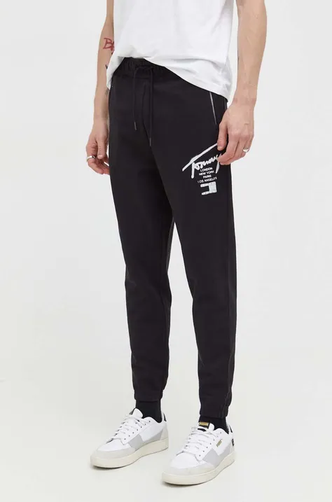 Памучен спортен панталон Tommy Jeans в черно с принт