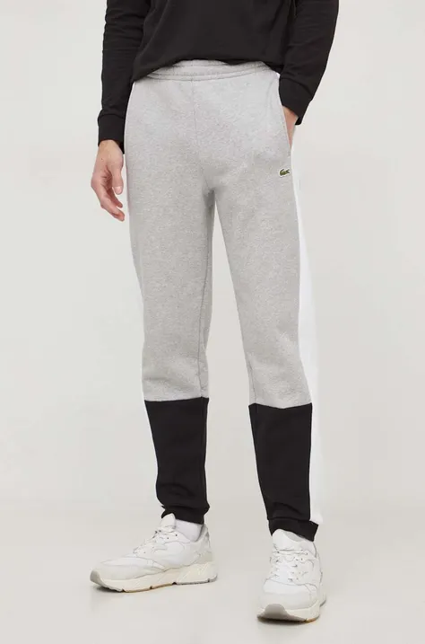 Спортен панталон Lacoste в сиво с десен