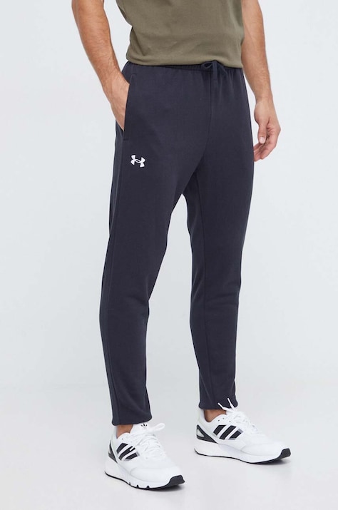 Спортен панталон Under Armour в черно с изчистен дизайн