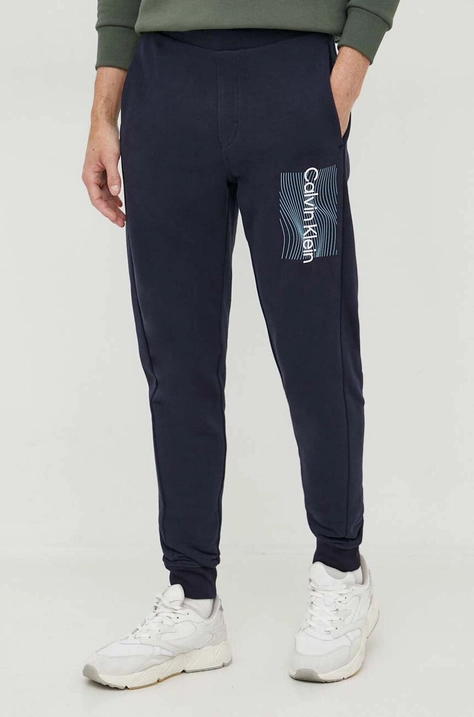 Calvin Klein pantaloni de trening din bumbac culoarea albastru marin, cu imprimeu