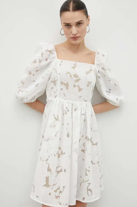 Платье с примесью шелка Bruuns Bazaar цвет белый mini расклешённое