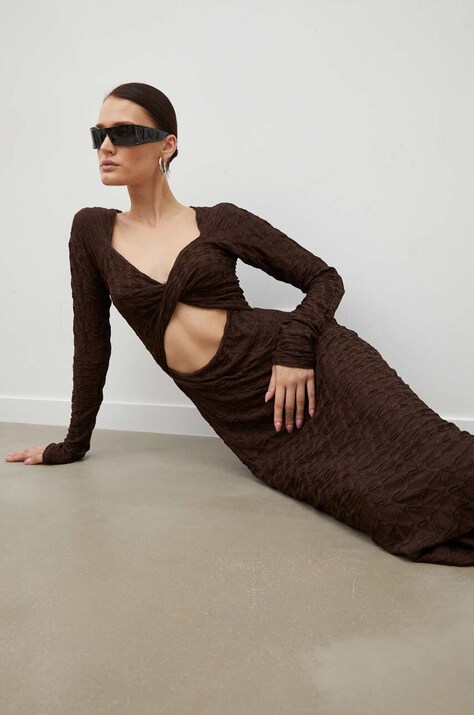 Рокля Résumé в кафяво дълга с кройка по тялото