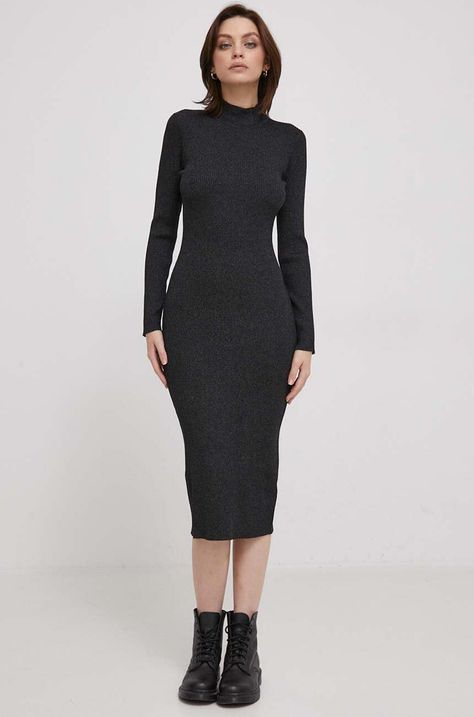 Рокля United Colors of Benetton в черно среднодълга с кройка по тялото