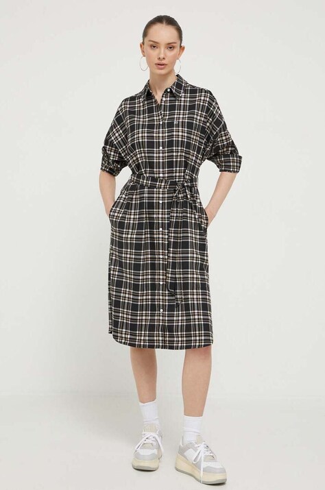 Рокля Tommy Jeans в черно къса със стандартна кройка