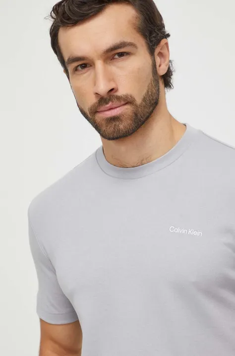 Памучна тениска Calvin Klein в сиво с изчистен дизайн K10K109894