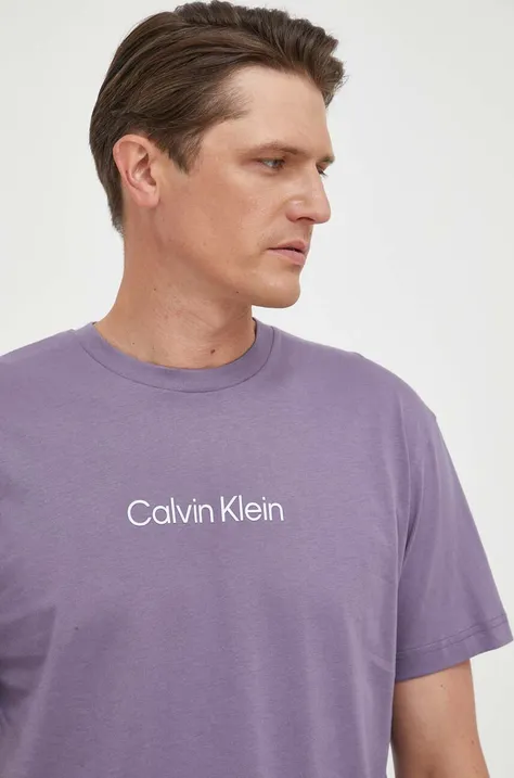 Памучна тениска Calvin Klein в лилаво с десен K10K111346