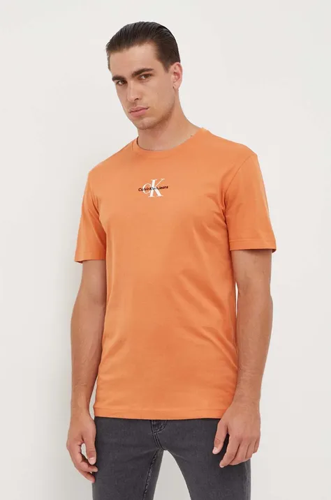 Памучна тениска Calvin Klein Jeans в оранжево с принт J30J323483